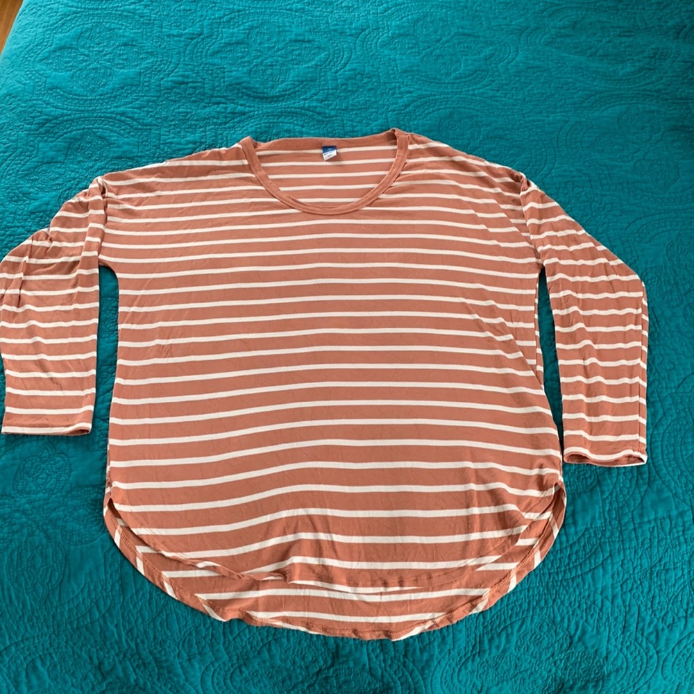 Old Navy Women’s M long sleeve stretchy top Hi lo hem